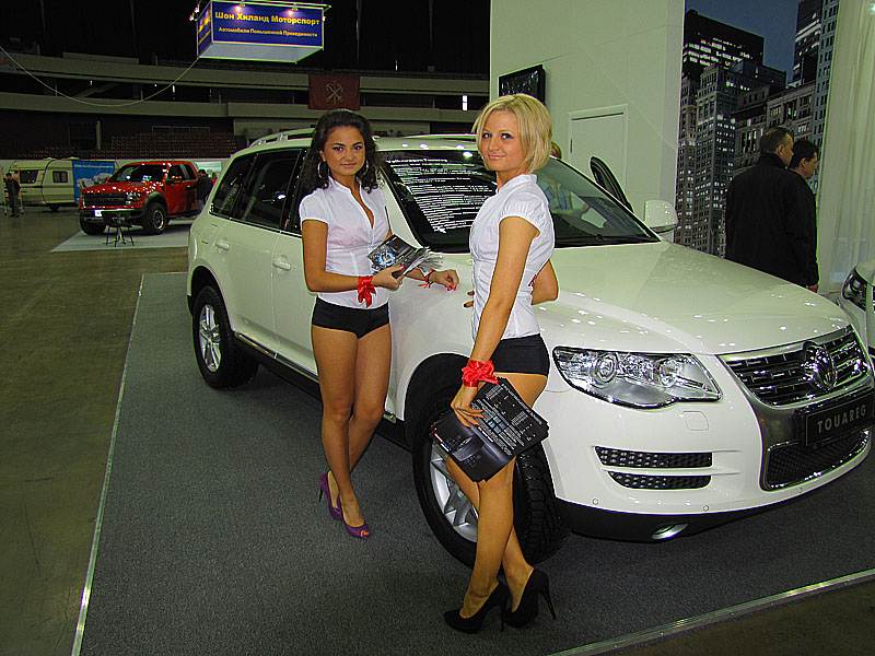 Девушки на выставке мир автомобиля