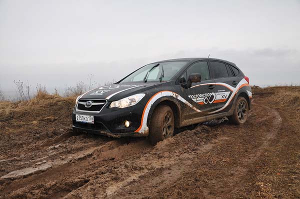 Subaru XV 2012 на размытой дороге