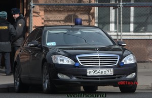 Водитель VIP-авто с мигалкой угрожал застрелить автолюбителя.