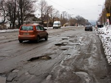 Водителям предложили платить по 50 тысяч за ремонт дорог