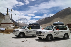 Экспедиция «Toyota EverTest» успешно добралась до базового лагеря у подножья Эвереста