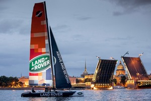 Land Rover поддержал состязания Extreme Sailing Series в Санкт-Петербурге