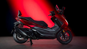 Honda представляет на Российском рынке скутеры ADV350 и Forza 350
