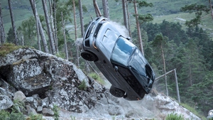 Кадры с Range Rover Sport SVR на съемках фильма «Не время умирать»